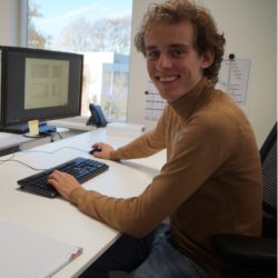Floris werkvoorbereider lachend bij computer Meer informatie over een bouwstage lopen bij Van der Heijden