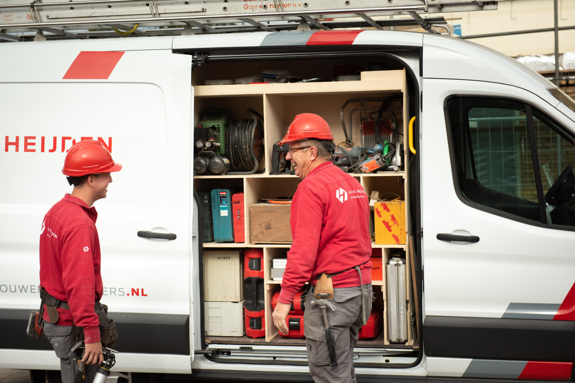 Collega's op de bouw bij werkbus