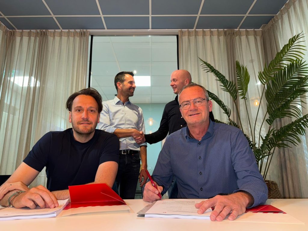 contracttekening 12 appartementen Heesch. van der Heijden bouw en ontwikkeling en Gezond Wonen Bernheze b.v.