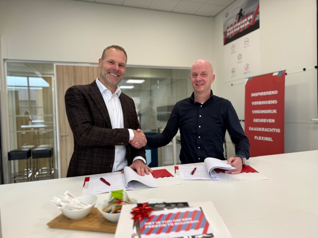 Tekenen aannemerscontract 14 huurwoningen voor Mooiland Akkerwinde fase 3 Schaijk Van der Heijden bouw en ontwikkeling