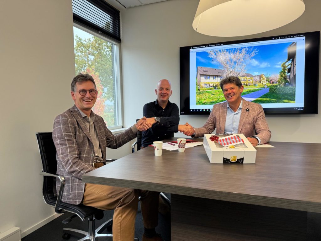 tekenen aannemerscontract Akkerwinde fase 3 in Schaijk Van der Heijden bouw en ontwikkeling en PUYCK Ontwikkeling