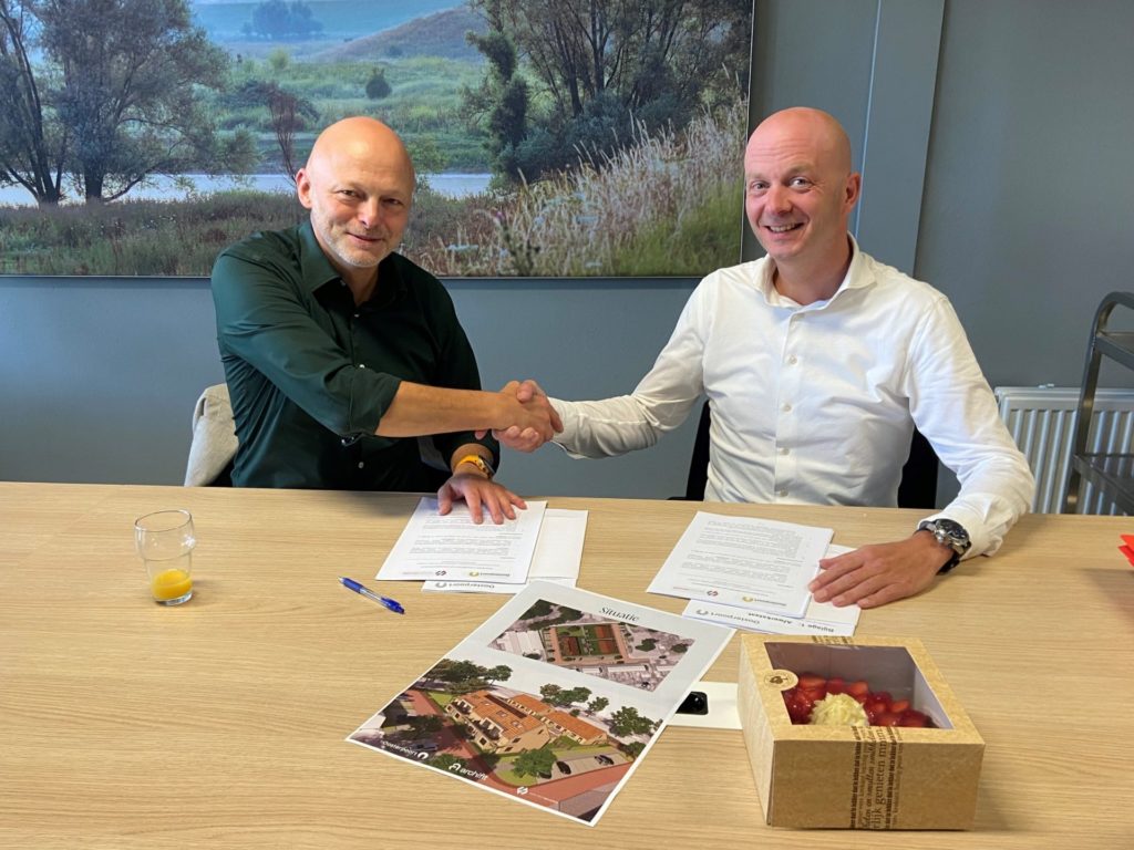 Aannemerscontract 8 Bebo's en 6 LLB woningen Kekerdom ondertekend door Kees van Kampen en Ferry Verstappen